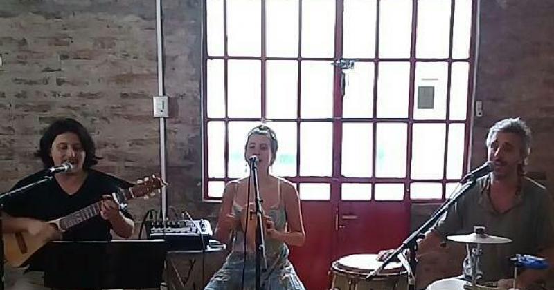Gastoacuten Carabajal muacutesico artista callejero y trotamundos