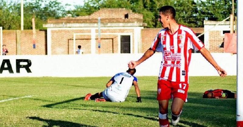 Festejo de un gol a Deportivo Armenio
