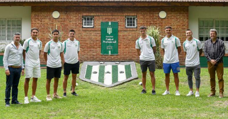 Los seis juveniles acompañados por Fontela y Tucker