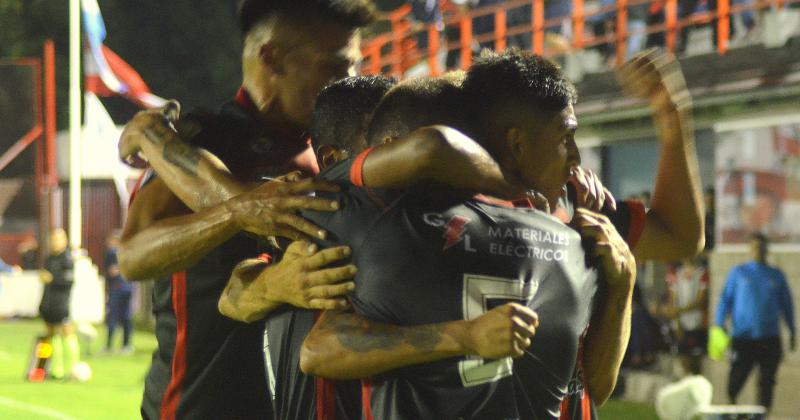 Se quiere abrazar a otro triunfo
