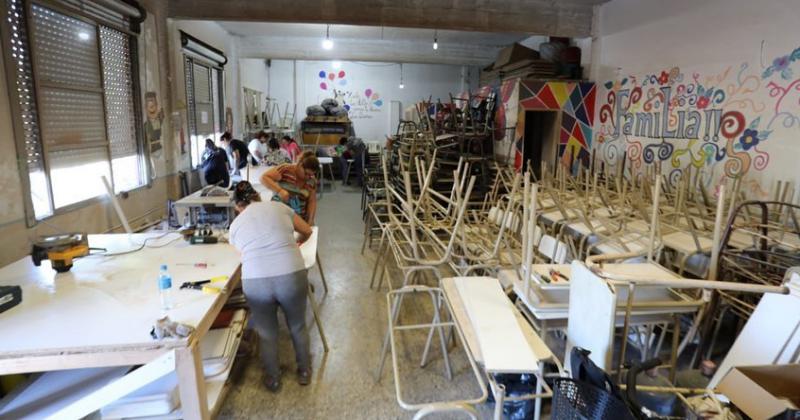 Varias escuelas recibieron las mesas y sillas restauradas