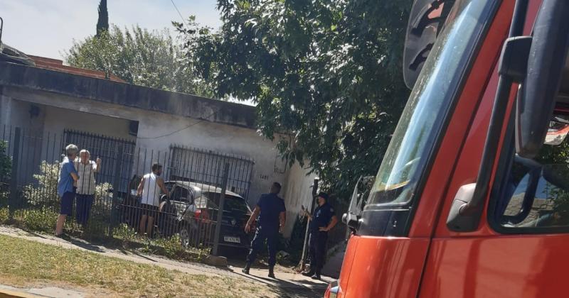Choque y heridos en Centenario- un auto impactoacute contra una casa