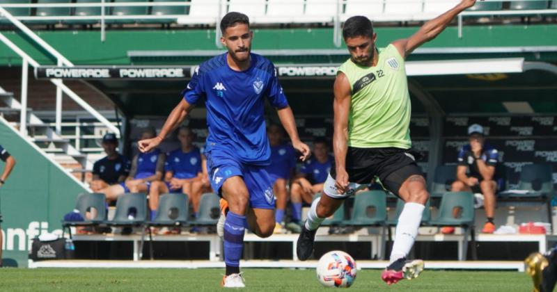 Álvarez prepara su remate ante la mirada de un rival