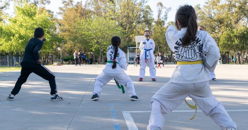 Hay clases de taekwondo en los parques de Albertina y San José