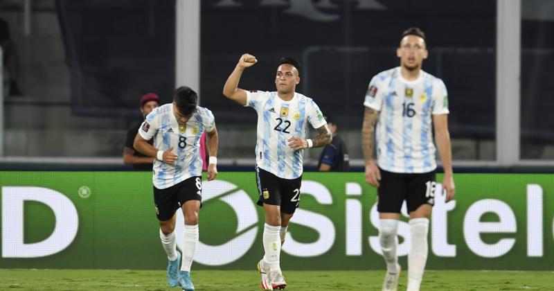 Lautaro festeja el gol argentino