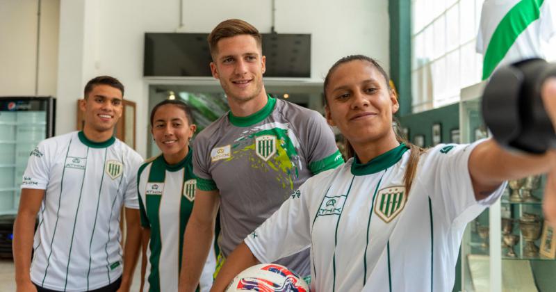 Futbolistas del masculino y femenino presentaron las casacas