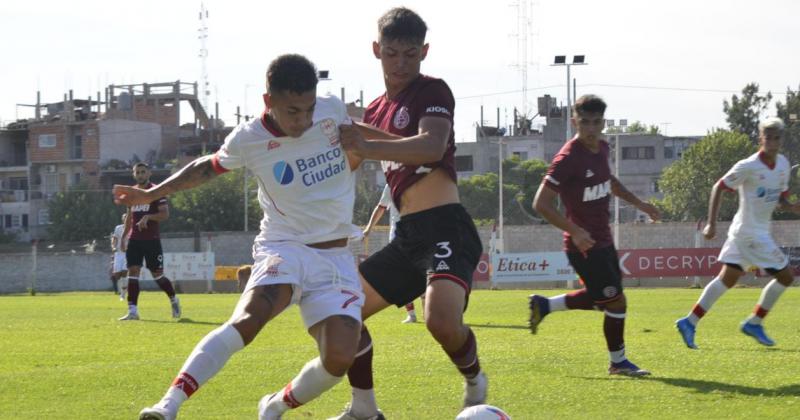 Soler trata de detener el avance de Gauto