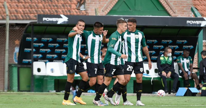 Festejo del gol convertido por Adoryan