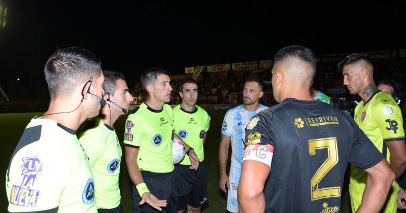 El rbitro junto a los arqueros y capitanes