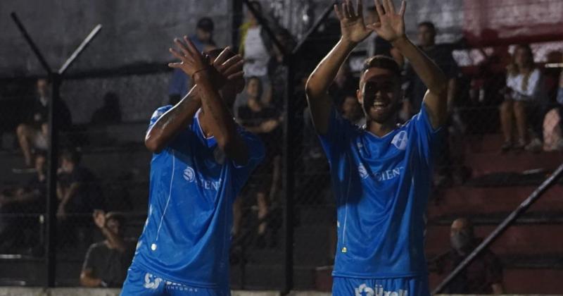 Campana junto a Toloza festeja su gol