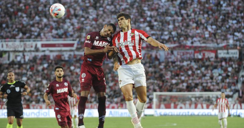 Muñoz y Sand disputan una pelota en las alturas