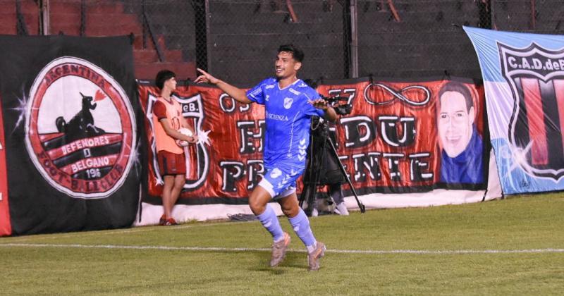 Chvez celebra su golazo en el Bajo Belgrano