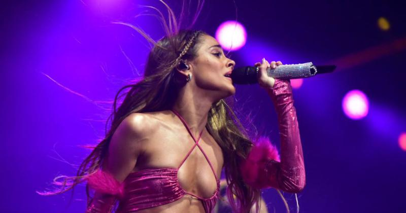Tini fue sorprendida por una fantica que se subió al escenario