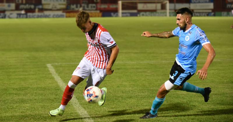 Ramírez se lleva el balón ante Cataldi