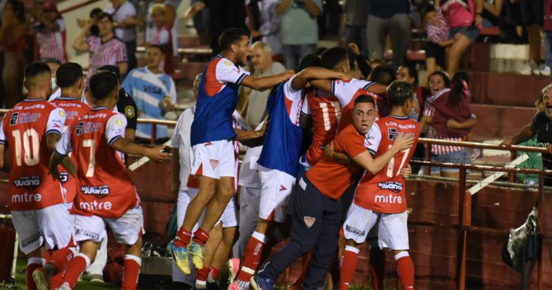 Todos los abrazos para Peters que marcó en la agonía