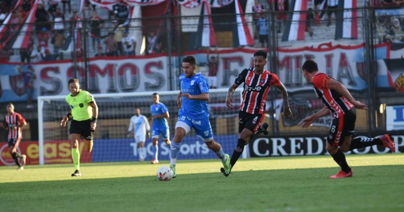 Reinhart anotó un golazo en el 1-2 parcial