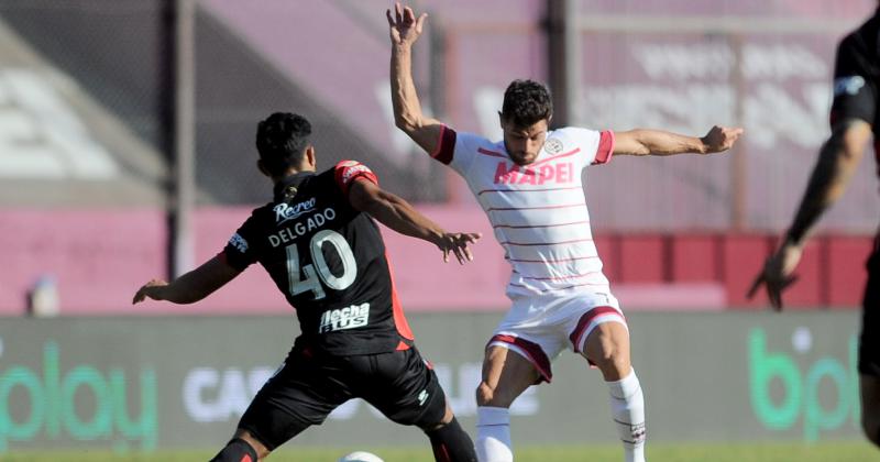 Acosta y Delgado buscan el balón dividido