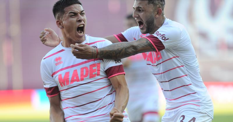 Los Pérez Matías y Facundo en el festejo del gol
