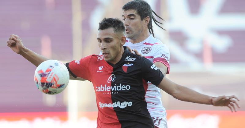 Meza cubre el balón ante la carga de Malcorra