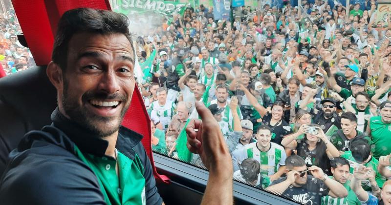 Darío Cvitanich su felicidad junto al hincha de Banfield