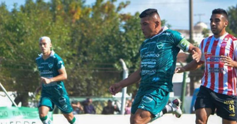Miranda Moreira con la pelota y ms atrs Romero