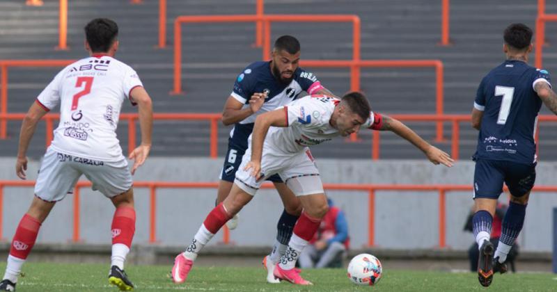Acosta protege la pelota ante el asedio de Ledesma
