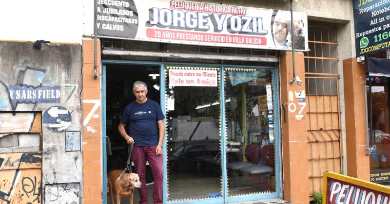 Jorge y Ozil la peluqueriacutea de Lomas atendida por su duentildeo y su perro