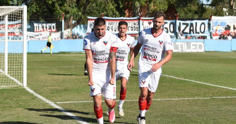 De penal Acosta puso el 3 a 0 para Brown