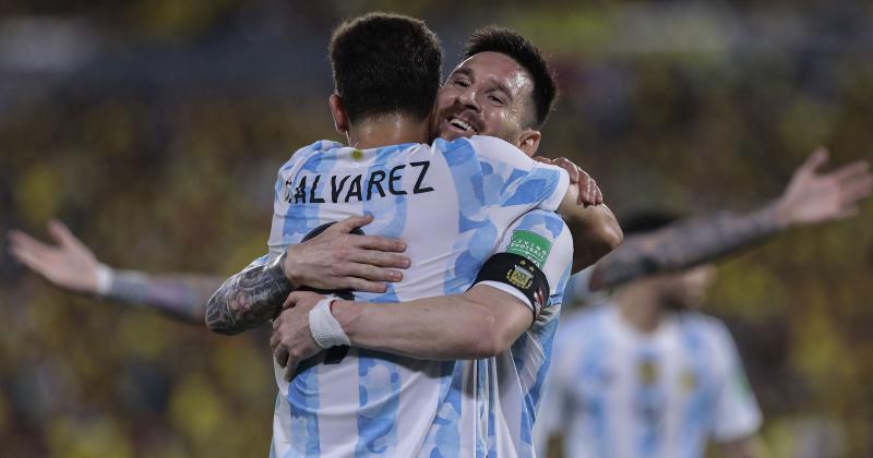 El abrazo de Messi con Álvarez tras el gol del jugador de River