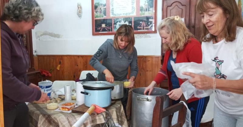 Las voluntarias cocinando para la entrega de viandas