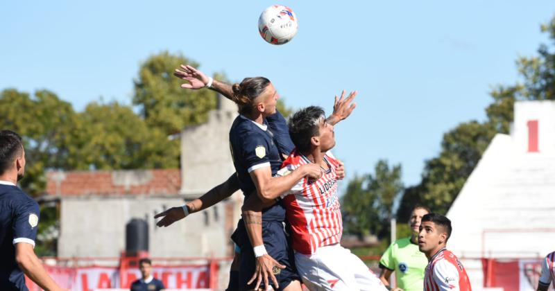 Morn aguanta la embestida de un rival