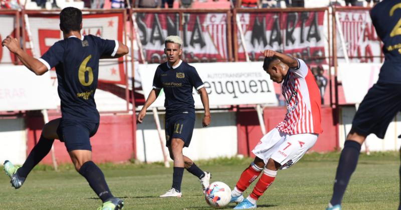 Pérez prueba al arco la pelota se ir muy lejos