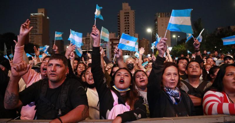 Vecinas y vecinos colmaron la plaza con banderas argentinas