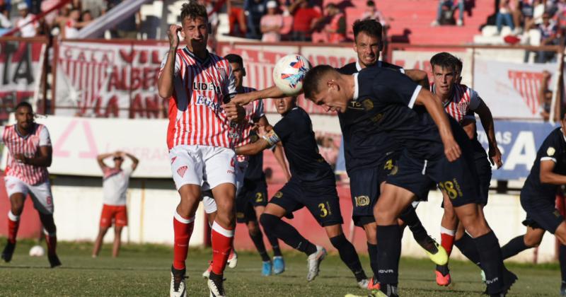 Domínguez despeja ante la llegada de Ardiles