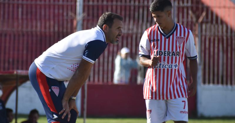 Franchini le da indicaciones a Cucho Pérez