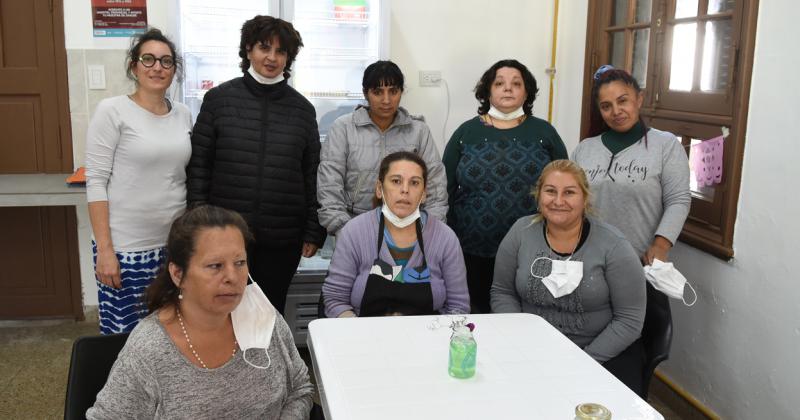 Son internas del Esteves y atienden el nuevo bar- Nos sentimos uacutetiles