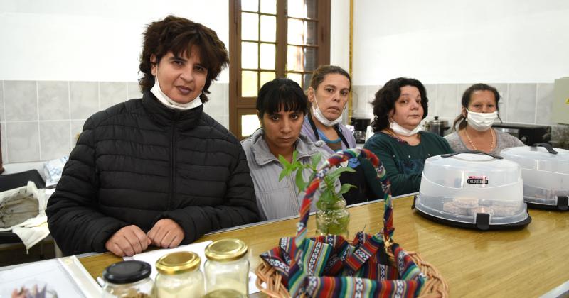 Son internas del Esteves y atienden el nuevo bar- Nos sentimos uacutetiles