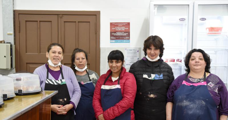 Son internas del Esteves y atienden el nuevo bar- Nos sentimos uacutetiles