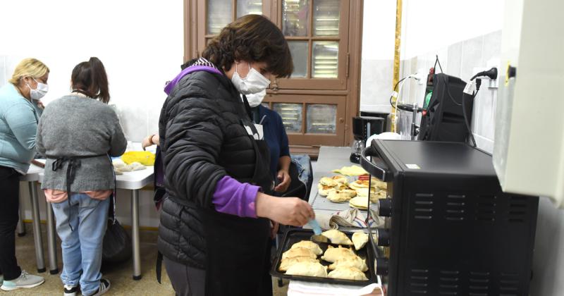 Son internas del Esteves y atienden el nuevo bar- Nos sentimos uacutetiles