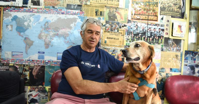 Jorge y Ozil la peluqueriacutea de Lomas atendida por su duentildeo y su perro