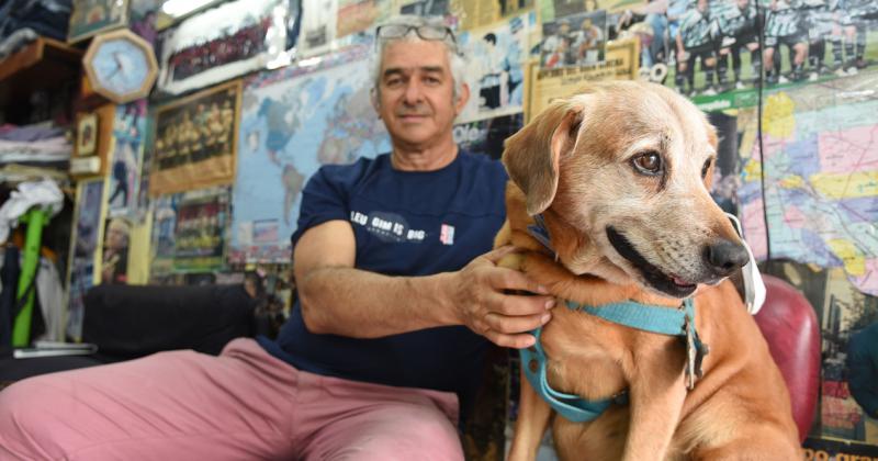 Jorge y Ozil la peluqueriacutea de Lomas atendida por su duentildeo y su perro