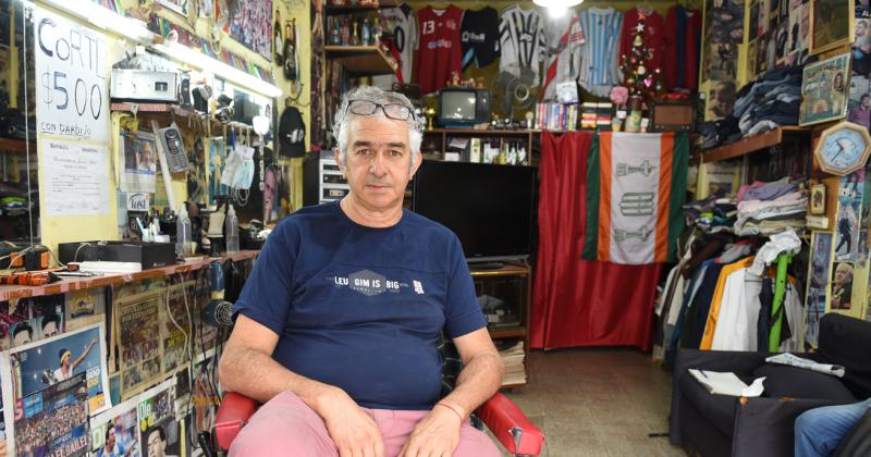 Jorge y Ozil la peluqueriacutea de Lomas atendida por su duentildeo y su perro