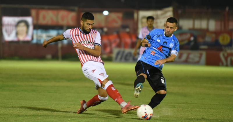 Perters tuvo una clara chance de gol para ponerse 2-0