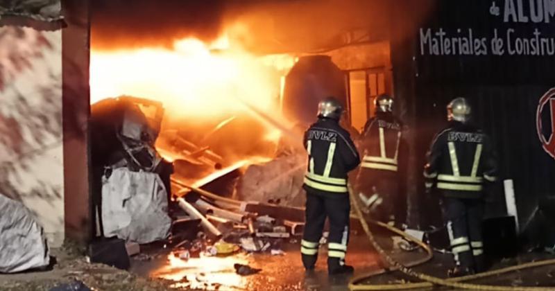 Dos bomberos resultaron heridos tras un feroz incendio en un depoacutesito de Fiorito
