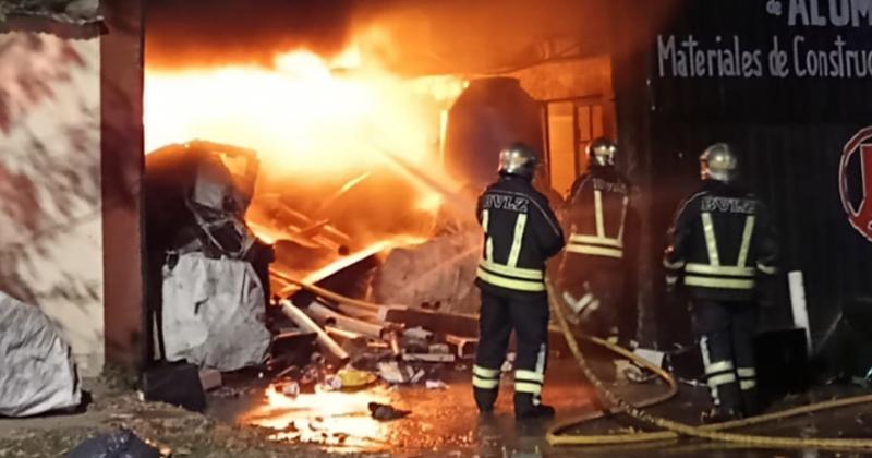 Dos bomberos resultaron heridos tras un feroz incendio en un depoacutesito de Fiorito