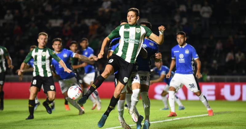 Juan Manuel Cruz a punto de conectar el balón