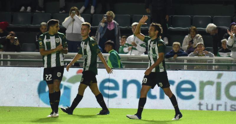 Festeja Cvitanich sobre el final del primer tiempo