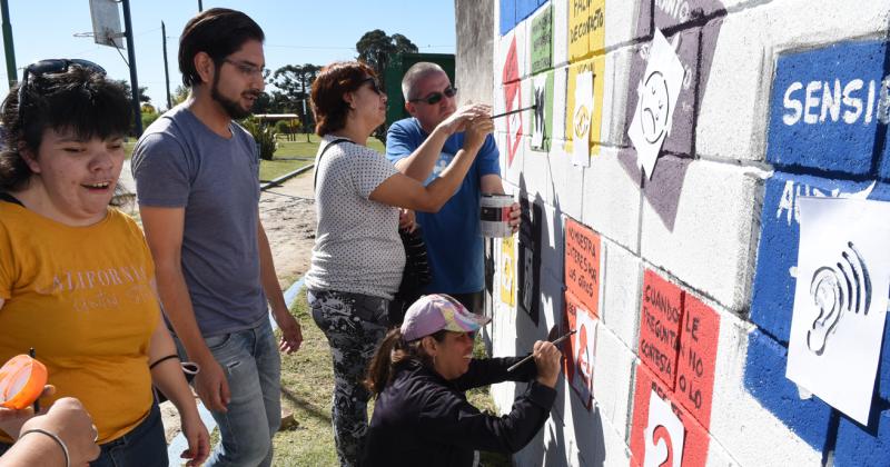 Pintaron un mural para concientizar sobre el autismo en Llavallol
