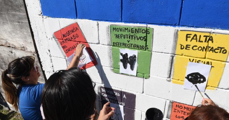 Pintaron un mural para concientizar sobre el autismo en Llavallol