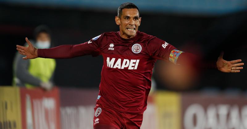 José Sand y su grito 160 con la camiseta de Lanús